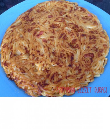 Makarnalı peynirli omlet